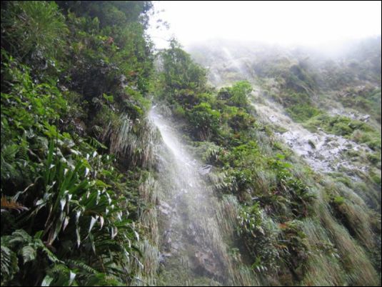 Wasserfall auf Stra�e